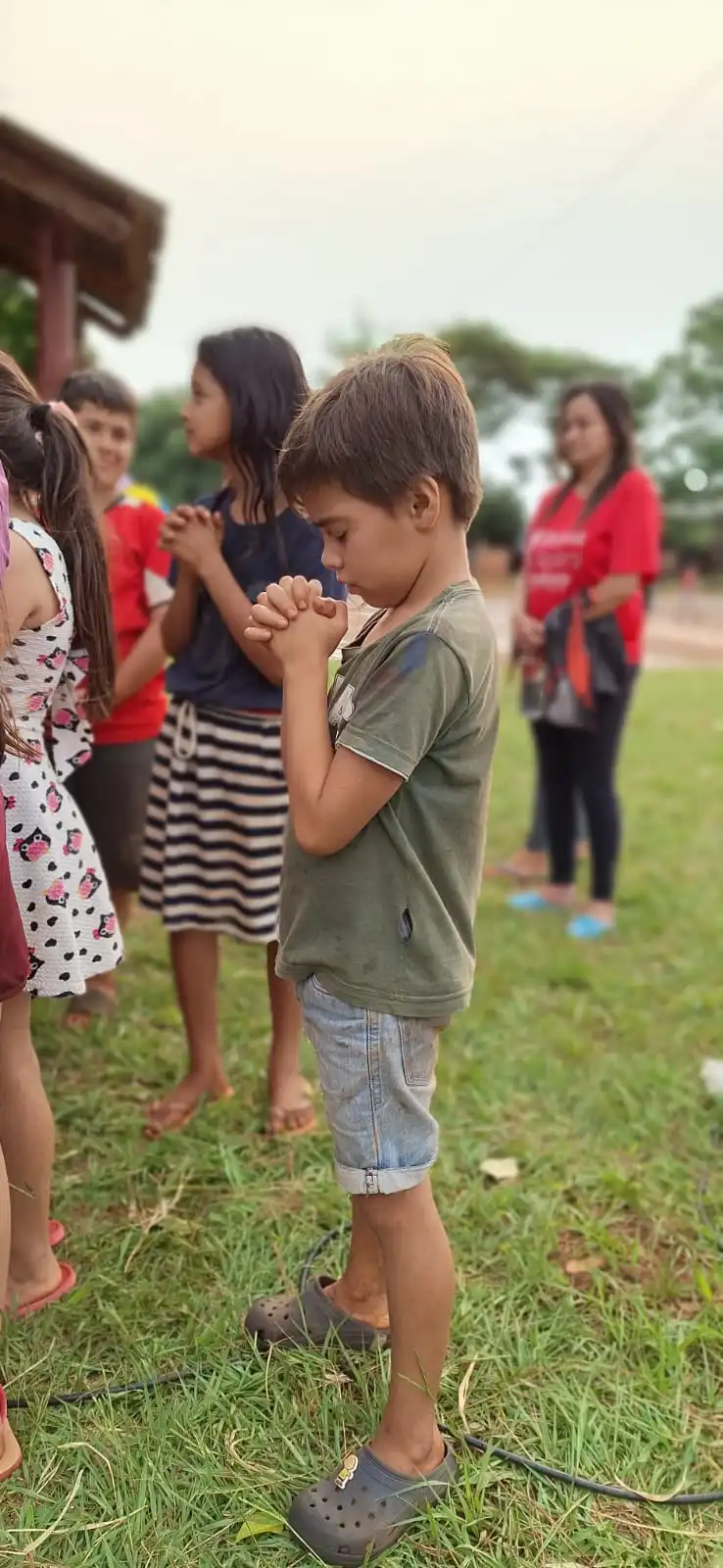 foto formando um circulo com outras fotos de criança orando