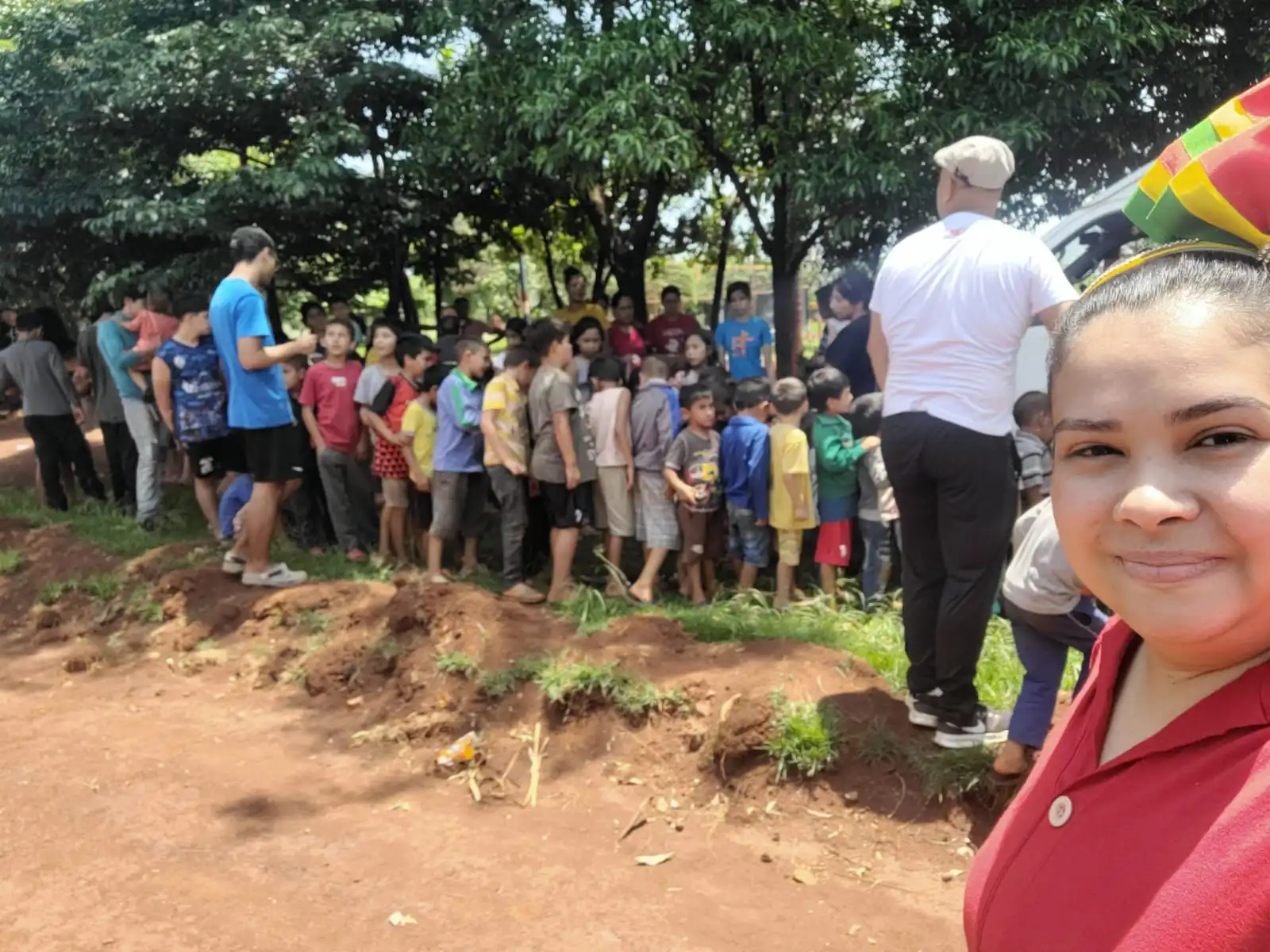 Missionária Jolaine com alguns voluntários organizando crianças carentes para doação de alimentos