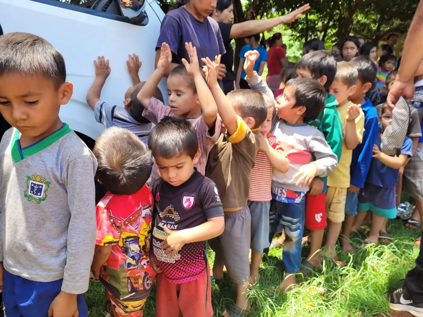 foto formando um circulo com outras fotos de crianças orando para receberem alimentos