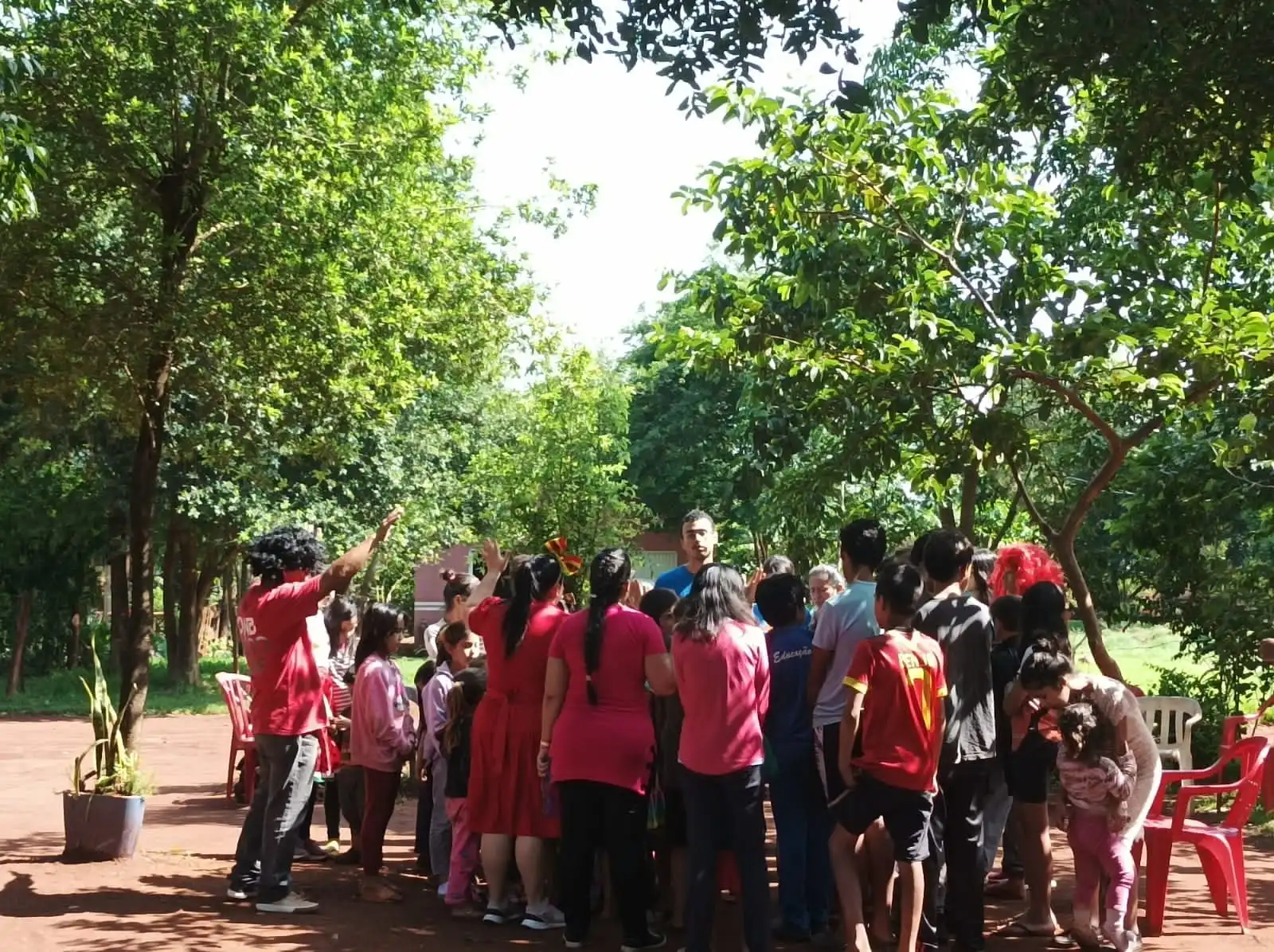 foto formando um circulo com outras fotos de crianças fazendo brincadeiras em aldeia indigena no Paraguai